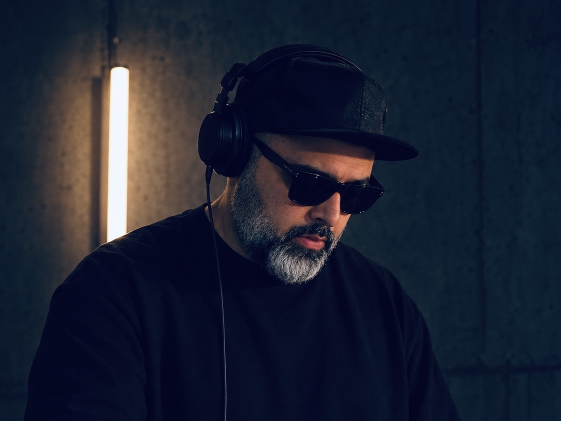 FORMKREIS DJ portrait in cap, headphones and sunglasses